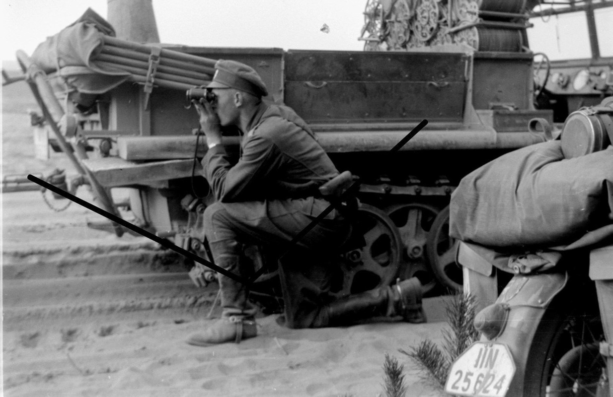 Rußland Panzerartillerie Kettenfahrzeug Krad Beobachter Fernglas