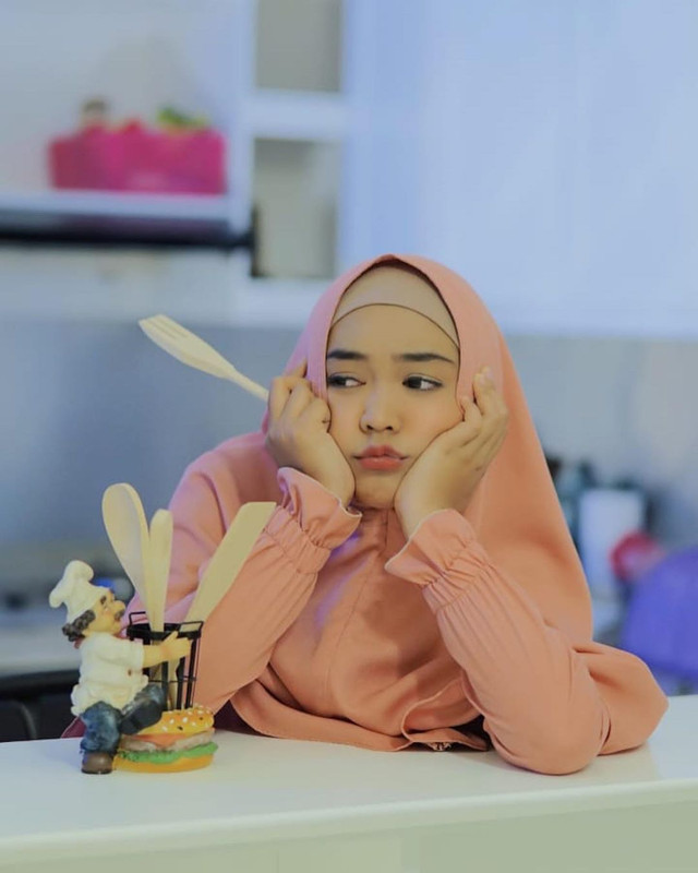 Ria Ricis baru-baru ini mengumumkan kabar mengejutkan lewat vlog terakhir yang diunggah di YouTube pada Jumat (26/7/2019).