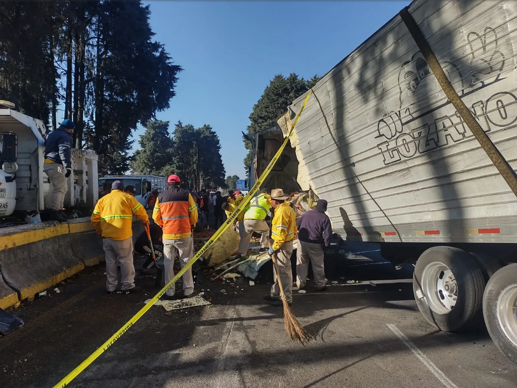 Llega rapiña a la volcadura de un tráiler en la México-Cuernavaca