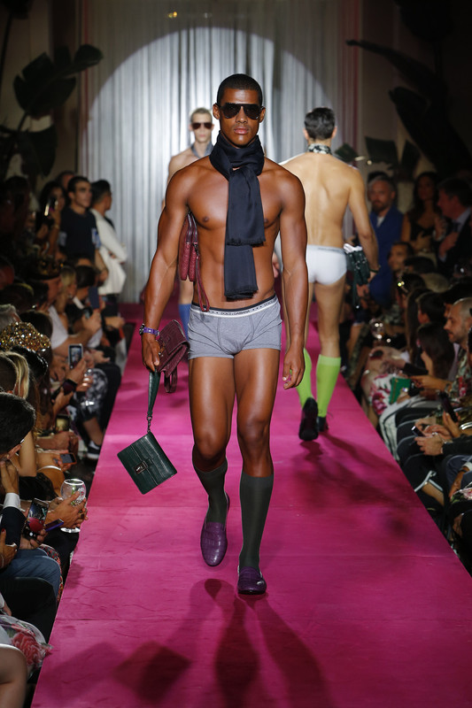 dolce-and-gabbana-summer-2019-men-naked-king-fashion-show-46