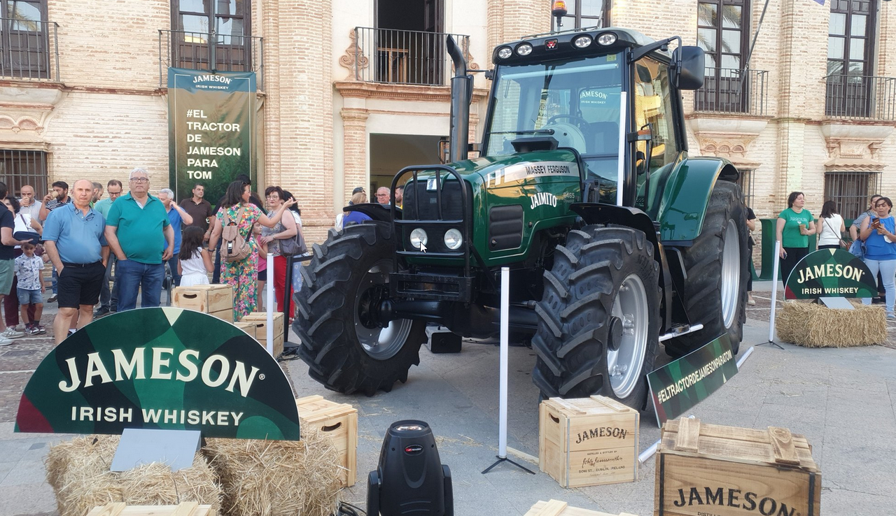 Jameson regala un tractor a un agricultor Tractor