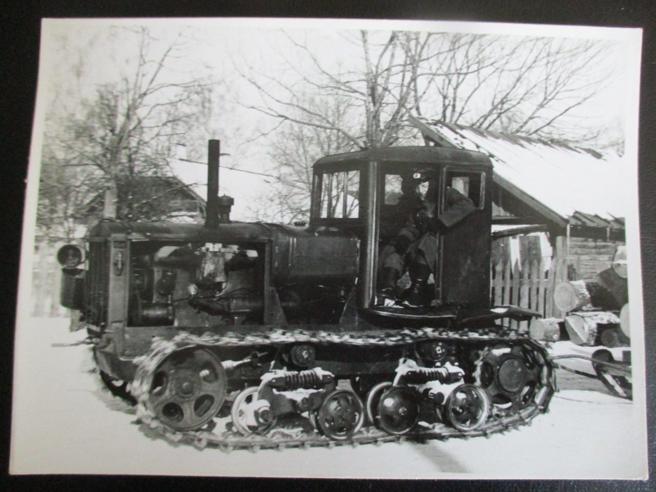 Foto Ostfront 1941 Sowjet Kettenfahrzeug Schlepper Soldat