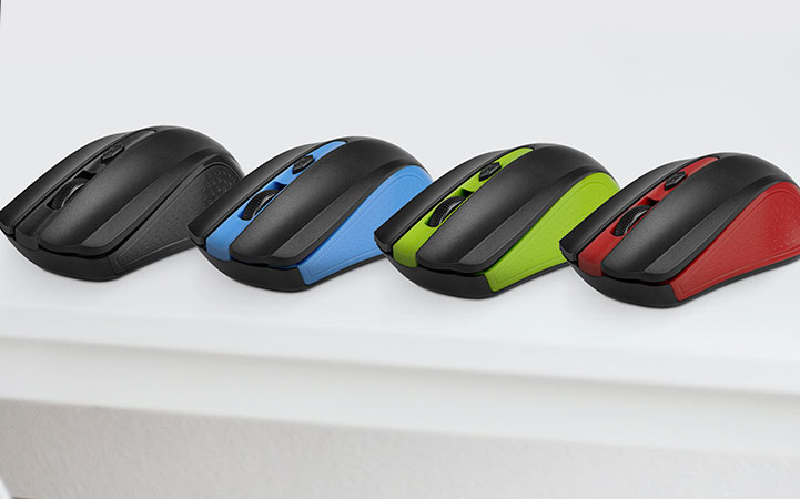 Mouse Xtech Galos en un escritorio junto a una laptop.