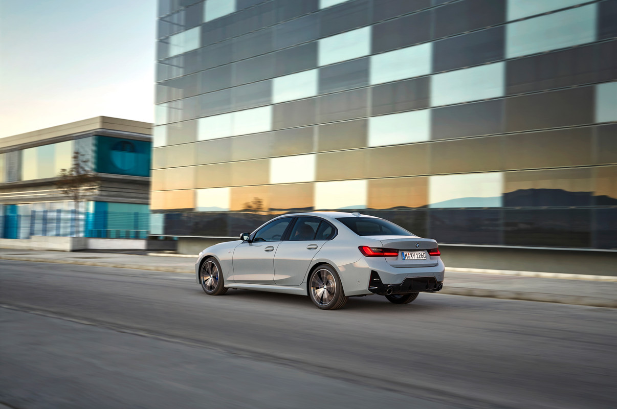 P90462493_highRes_the-new-bmw-3-series