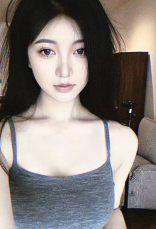 X3师范学院高冷校花杨欣欣，这骚货绝对是反差婊的代表人物了！谁能想到学弟们心中的女神，居然是金主的私人专属精盆！带着眼睛为金主口交，金主操弄杨欣欣肉屌不慎滑出，骚货居然扭腰浪叫让快点操！ (1)