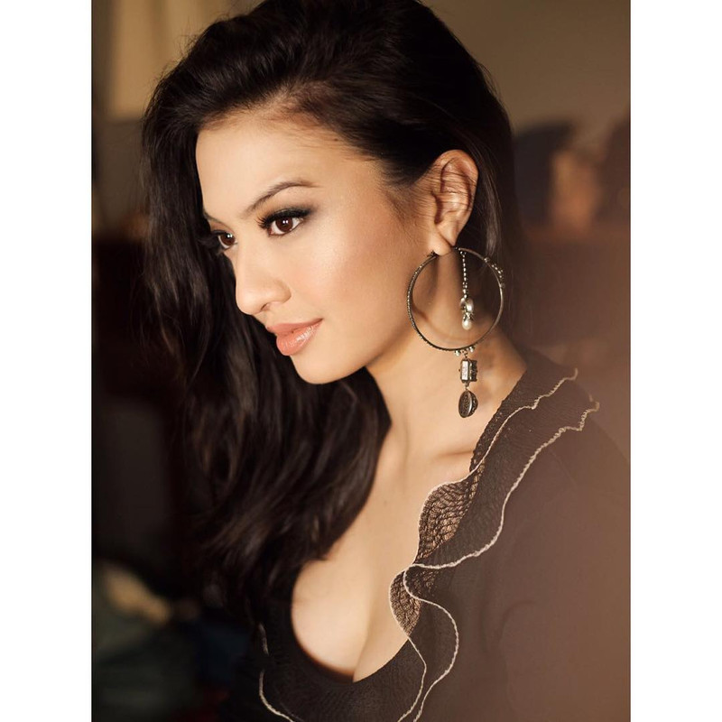 7 Potret Raline Shah dengan senyum tipis nan memikat, bikin jatuh hati