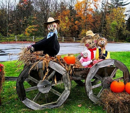 Fall-Scarecrow-wagon
