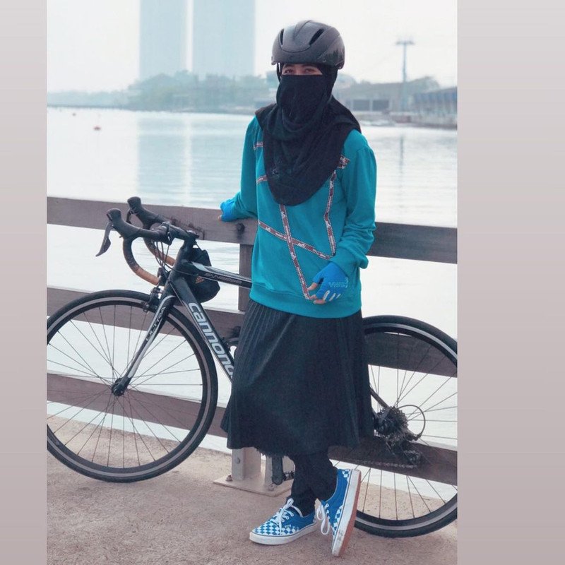Gaya Umi Pipik serba biru