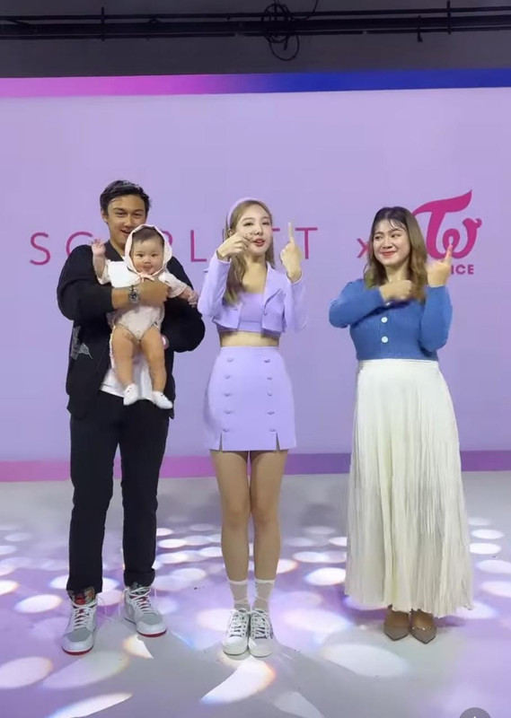 Momen bahagia keluarga kecil Felicya Angelista dan Caesar Hito bertemu Nayeon TWICE saat liburan ke Korea Selatan.