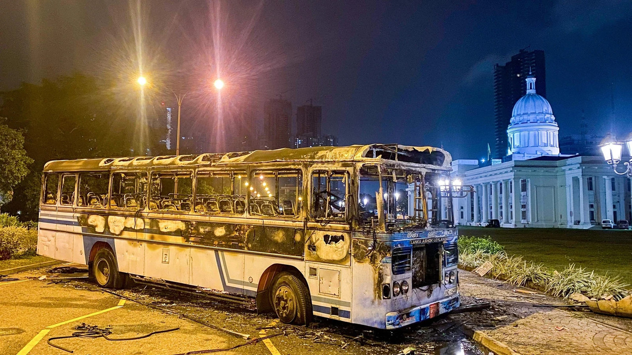 Sri Lanka: Manifestantes incendian casas de líderes en noche de disturbios