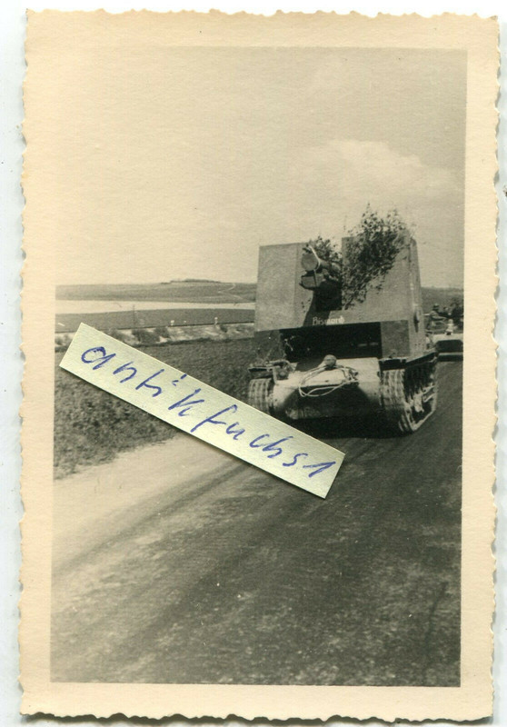 Foto Panzer SFL 15-cm-s.IG 33 BISON mit Namen EDITH auf Tieflade-Anhänger 2.WK