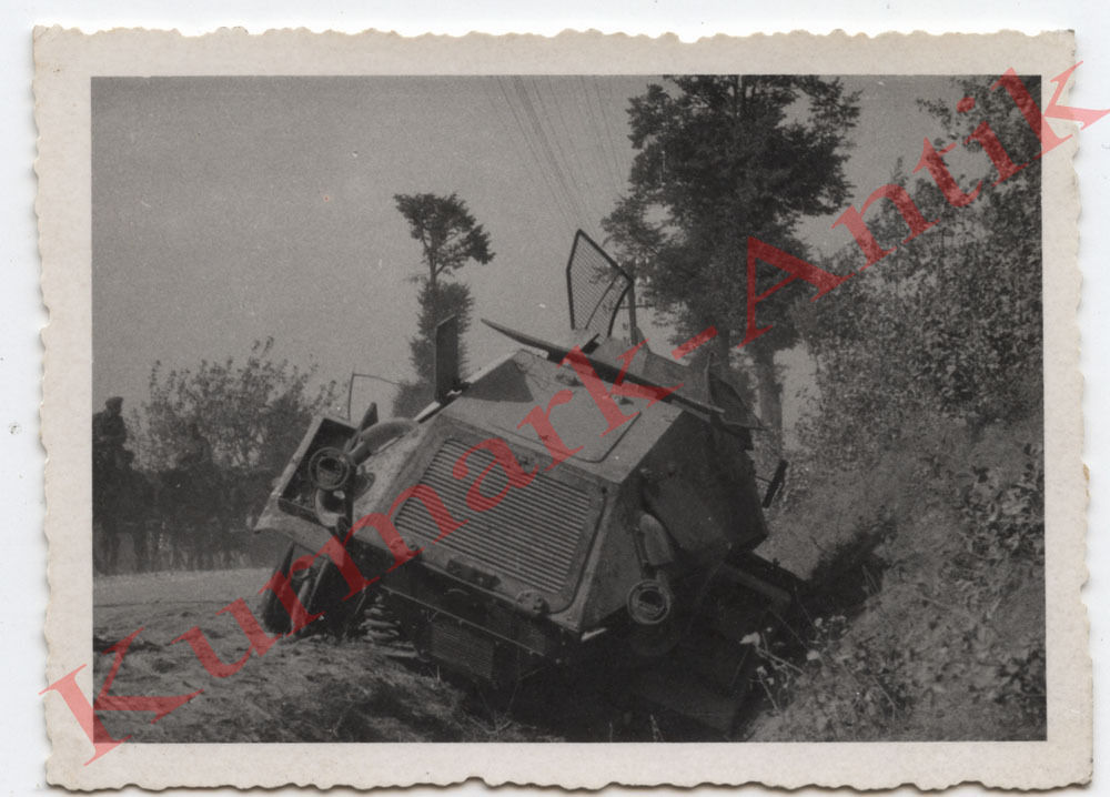 Foto Wehrmacht Frankreich Panzer Spähwagen crash