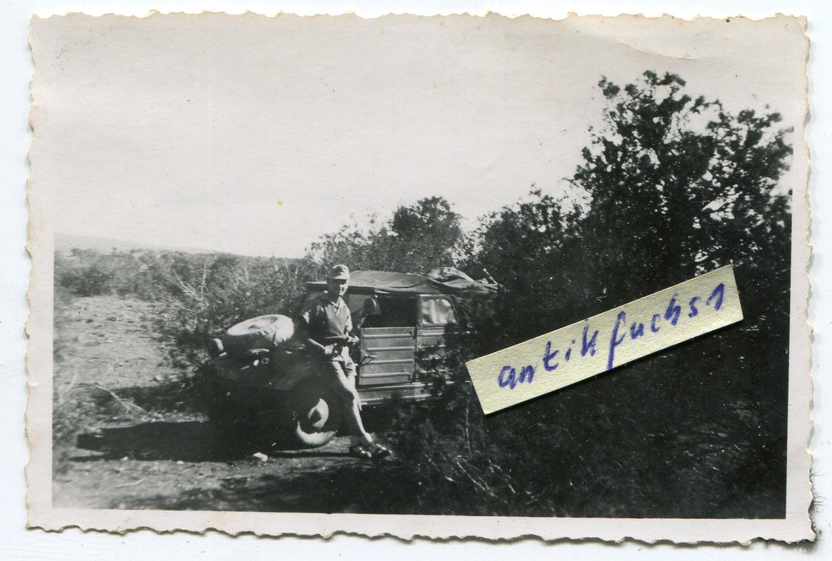 VW-Kübelwagen in Front-Stellung in Afrika beim A