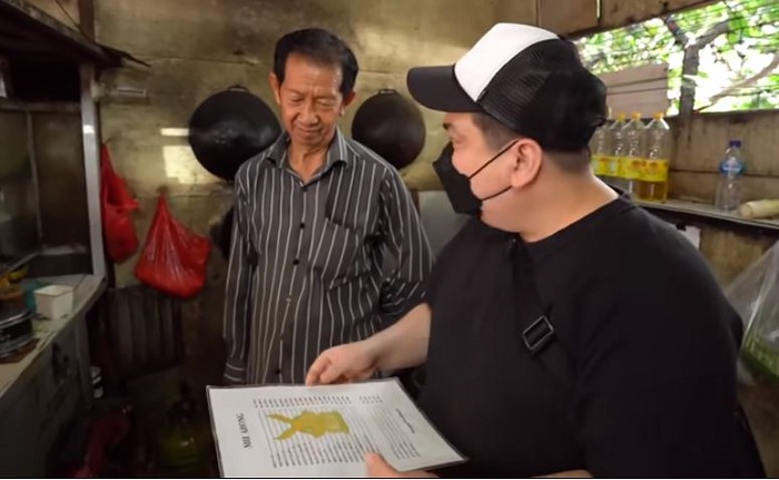 Ahong, pemilik Mie Ahong yang tak ingin warungnya ramai pembeli.
