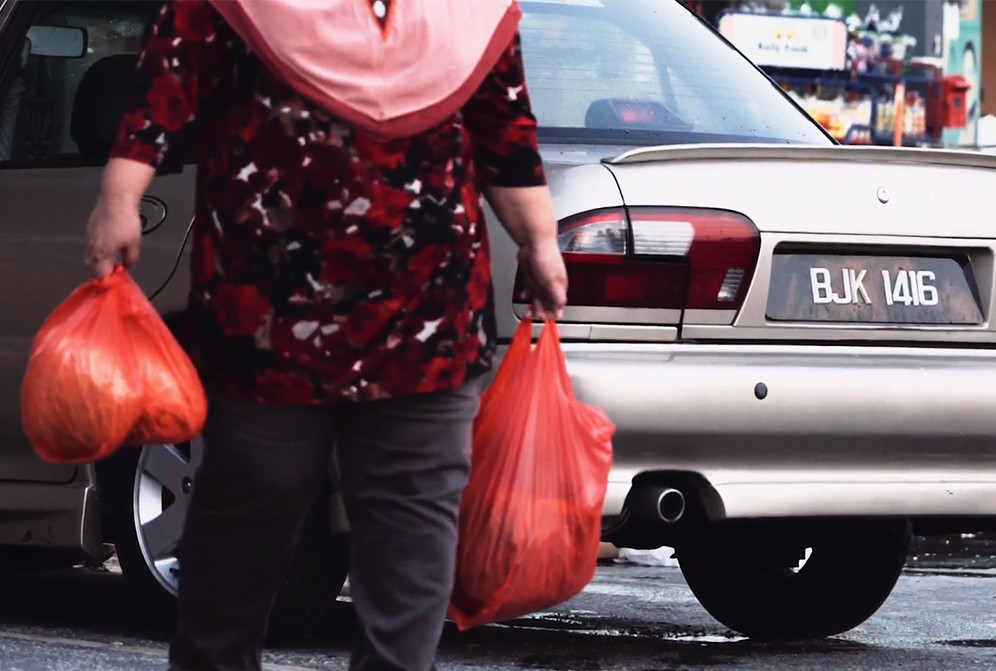 mak cik bawa plastik beli barang