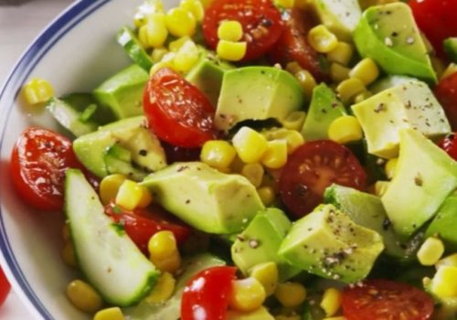 Letnja salata sa avokadom i čeri paradajzom