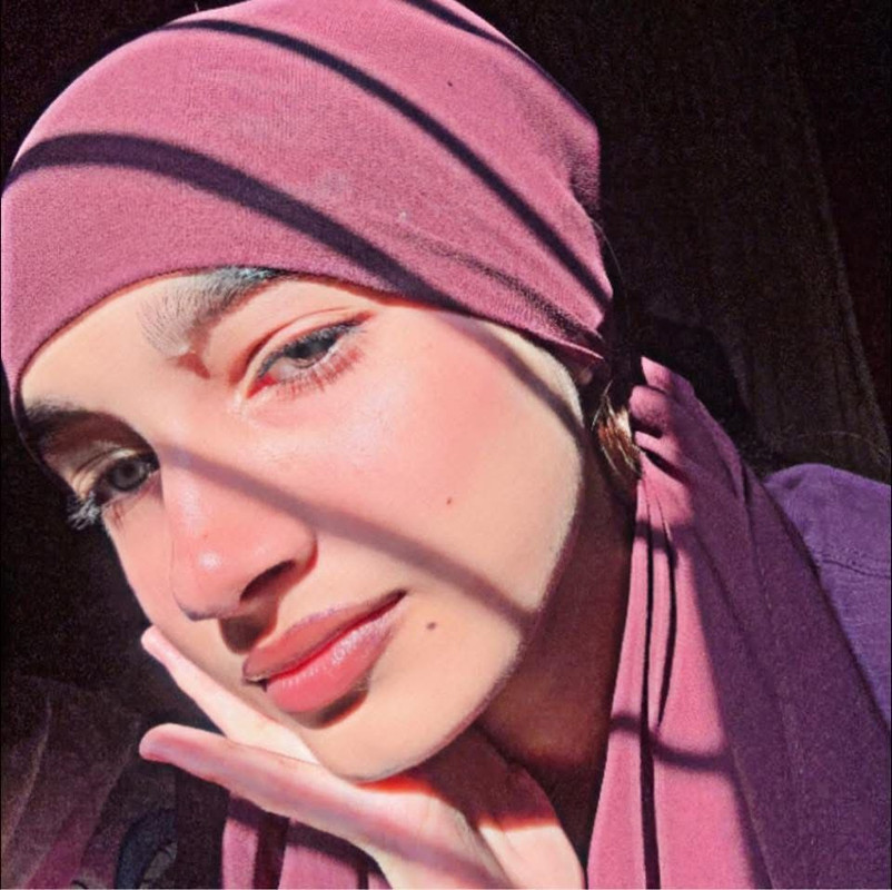 Sexy-Bengali-Influencer-Showing-Fingerin