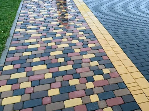 Бруківка чи плитка: що обрати для власного двору