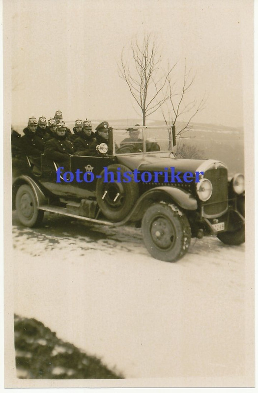 Kameraden Polizei in LKW Mannschaftswagen Büssin