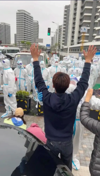 Policías de China chocan con ciudadanos por dejar casas a pacientes con COVID-19