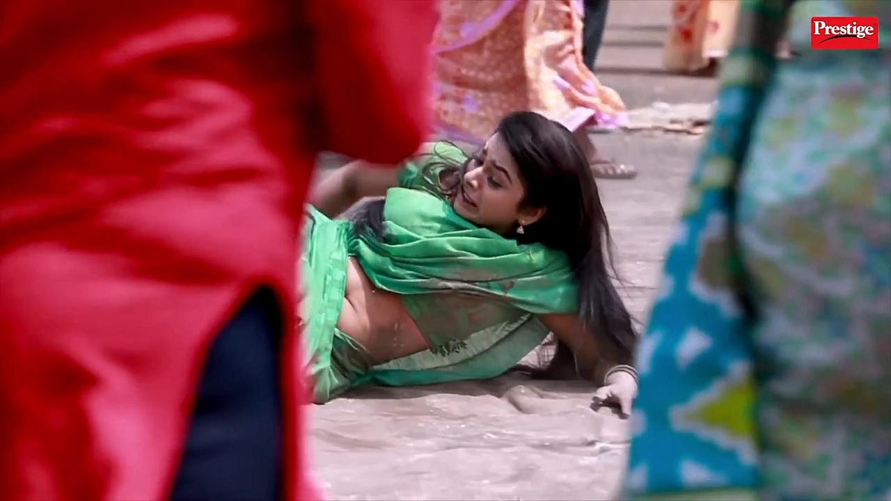 Delna Davis navel slip in green saree-anbevaa.mp4_snapshot_00.06.881