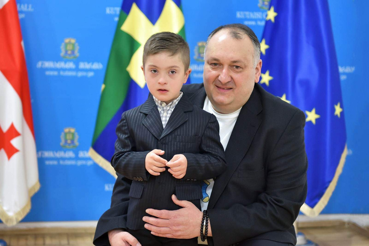 ქუთაისში ადგილობრივი ხელისუფლების წარმომადგენლებმა დაუნის სინდრომის მქონე ბ ...