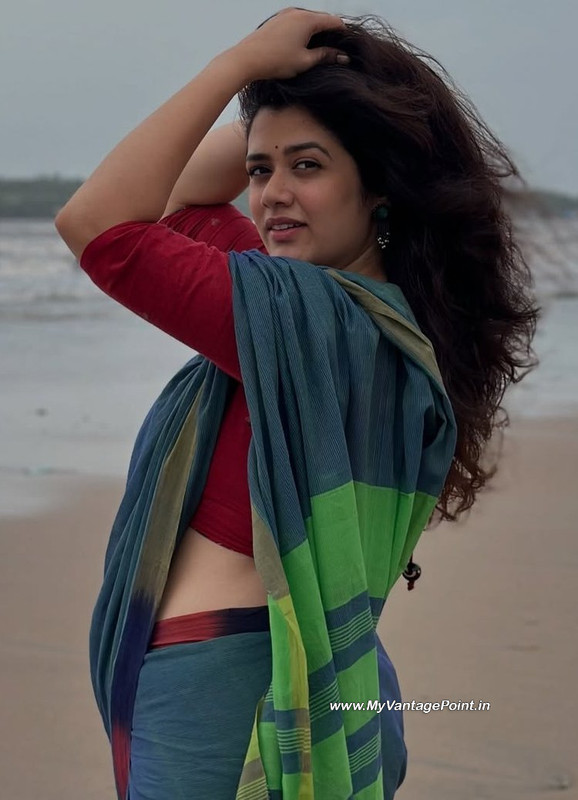11-Girija-Oak-at-the-Beach-in-Green-Saree-Red-Blouse-My-Vantage-Point