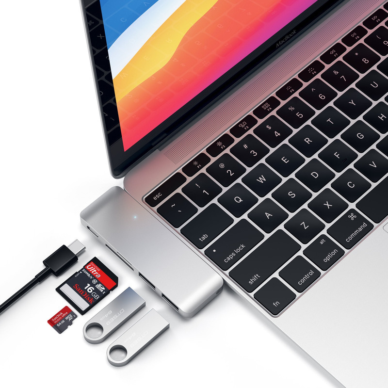 Detalle de los puertos USB-A y lectores de tarjeta del Hub Satechi.