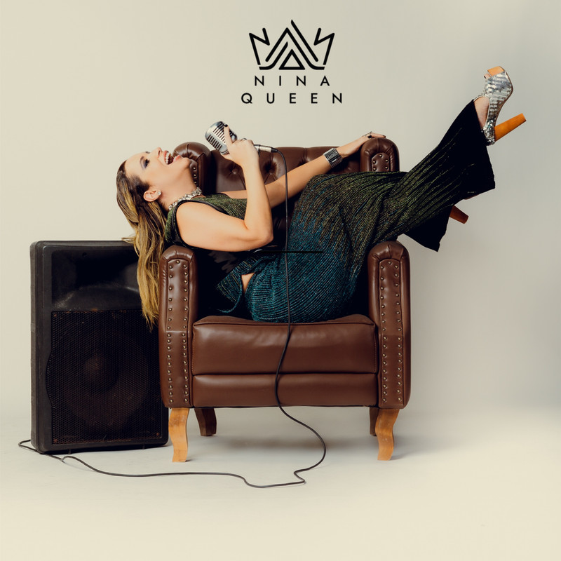 Nina Queen relaxando no camarim antes do show