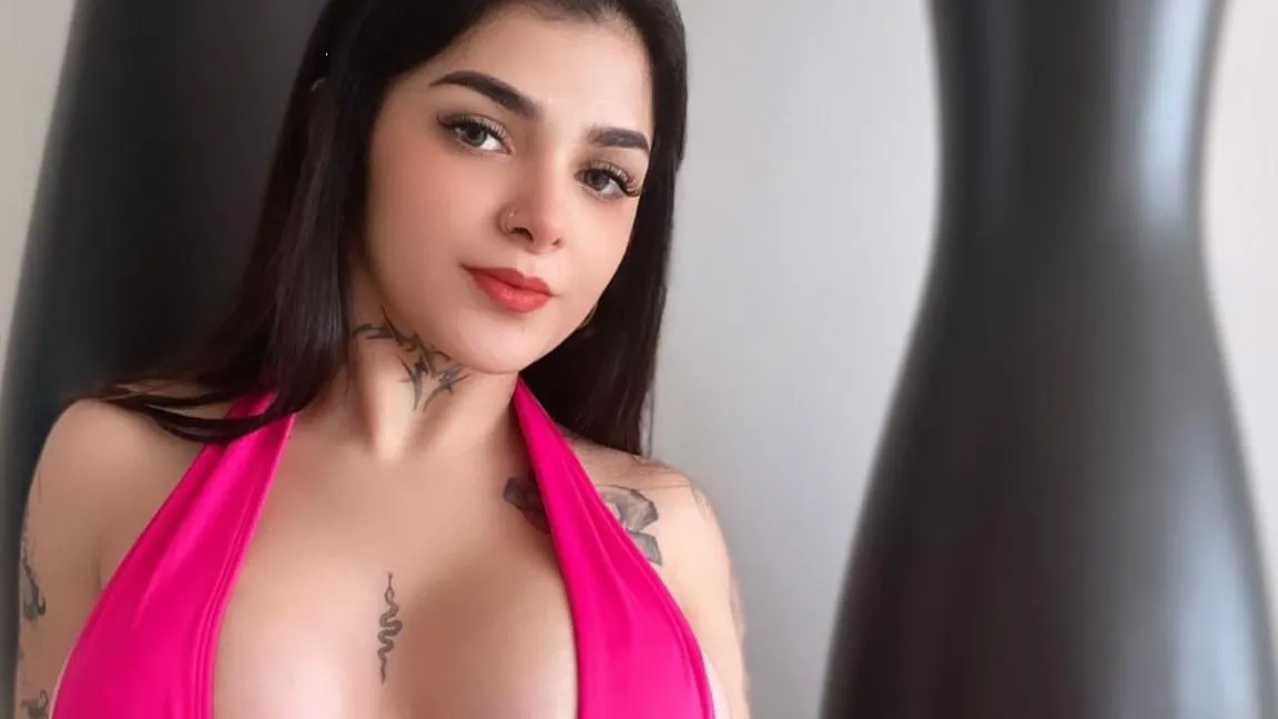 Karely Ruiz reta la censura con estas nuevas y sensuales fotografías