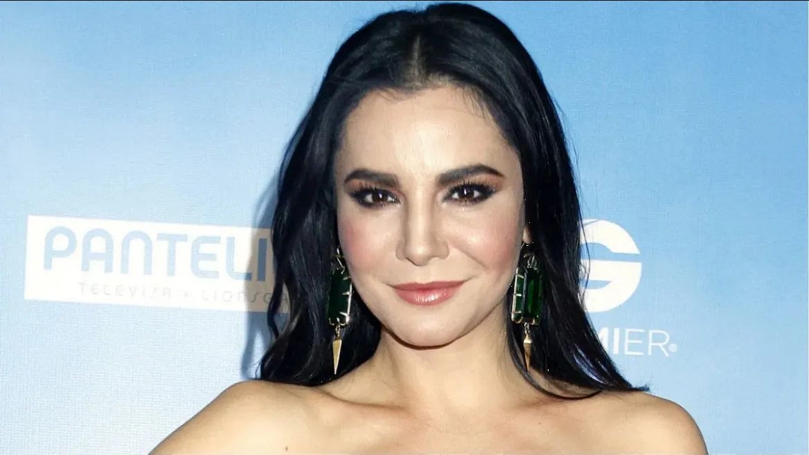 Martha Higareda eleva la temperatura con un bikini floral