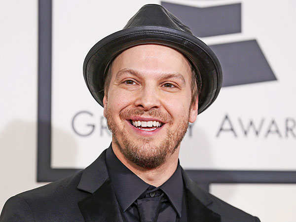 Gavin DeGraw s 2024 Mörk brun hår & ledig hårstil.
