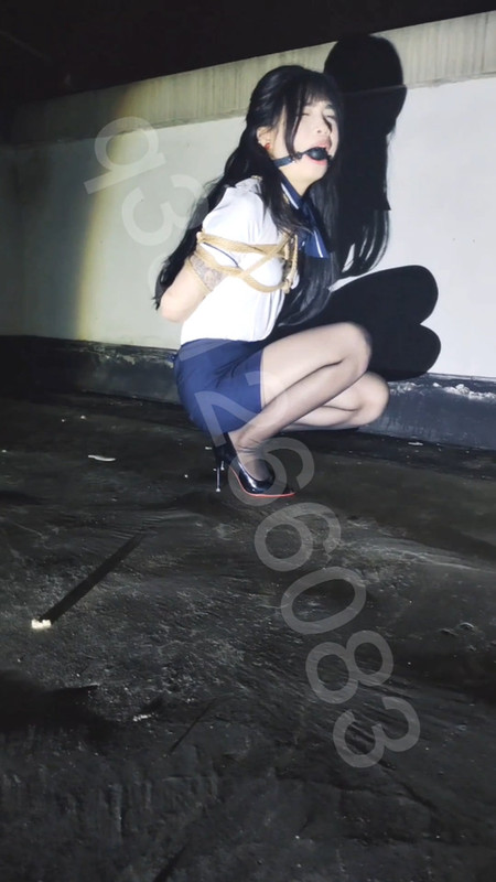 欢乐谷 被捆绑过后逛天台然后滴蜡.mp4_20240505_090937.165