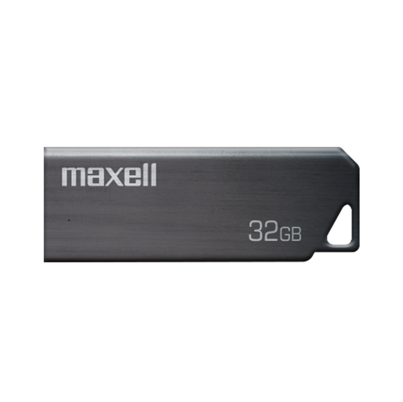 La memoria USB Maxell metálica junto a un llavero, mostrando su portabilidad.