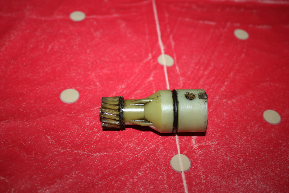 pignon de compteur et son logement 002