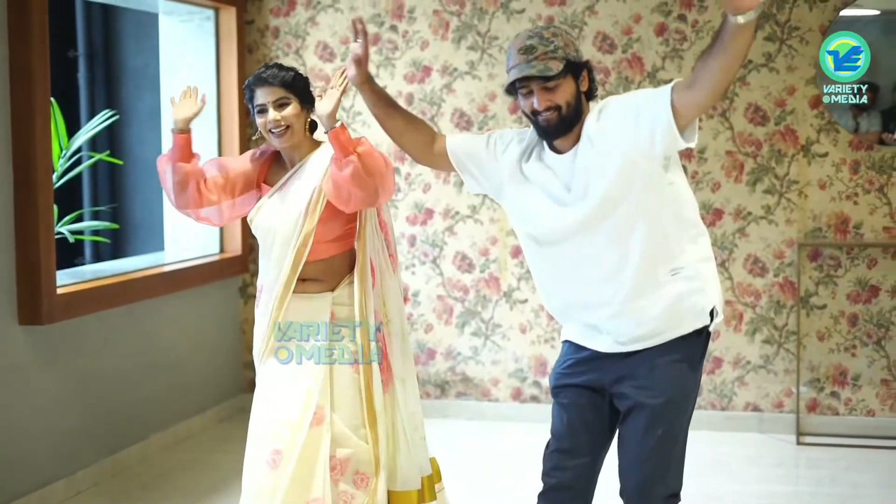 Pavithra Lakshmi Sexy Big Wide Navel in Saree from an event.mkv_snapshot_00.35.927