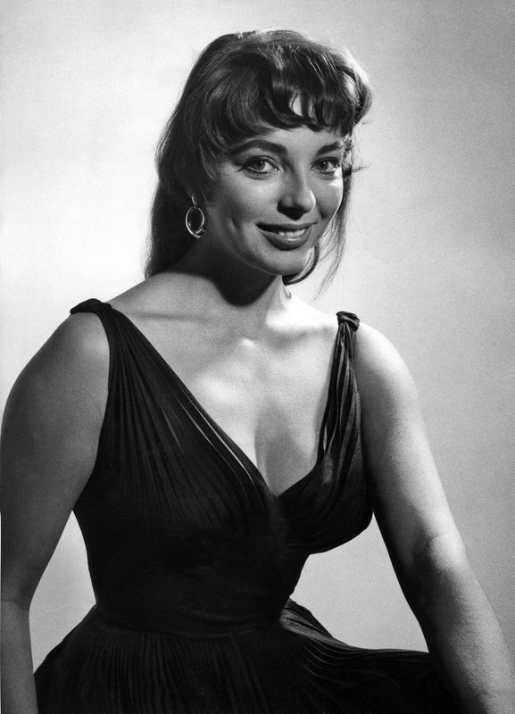 Joan_Collins_d16