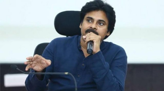 ప‌వ‌న్ క‌ళ్యాణ్‌ కోసం తపిస్తున్న మహిళా అభిమాని