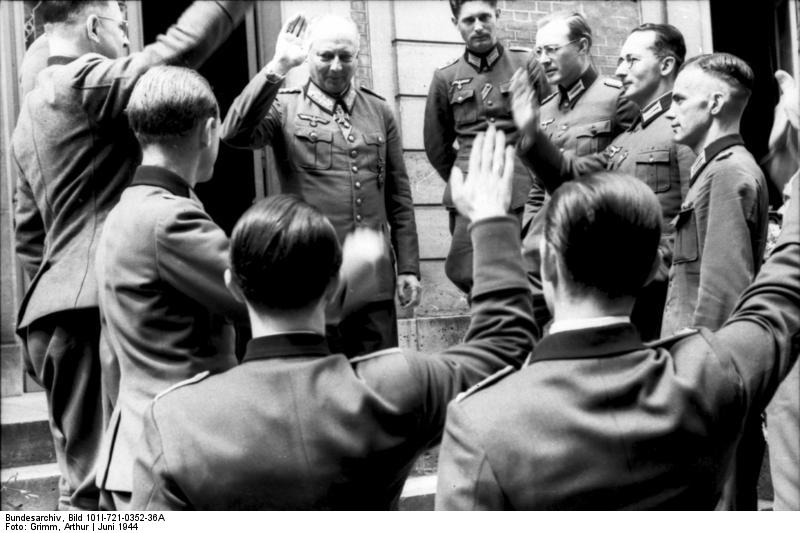 Günther von Kluge saludado por oficiales en Francia, junio de 1944