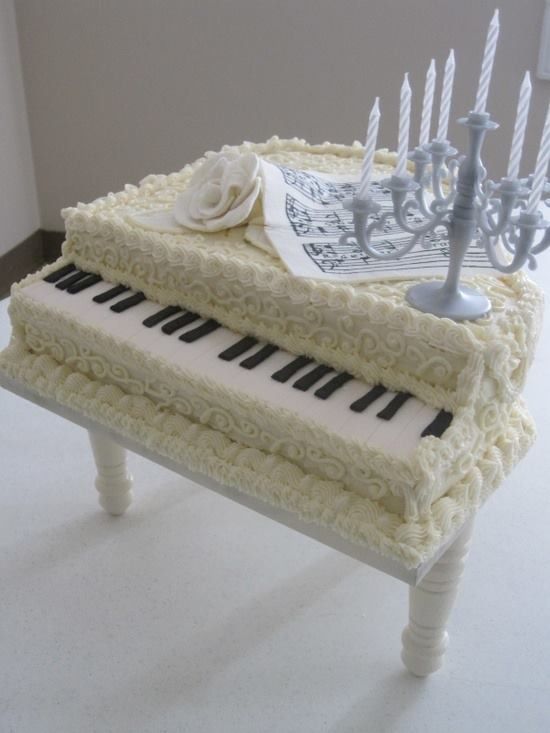 whitecreampianocake.jpg