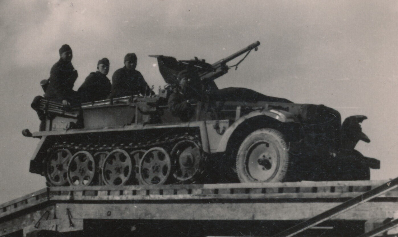 Foto - Technik Halbkette mit Geschütz Aufsatz 1