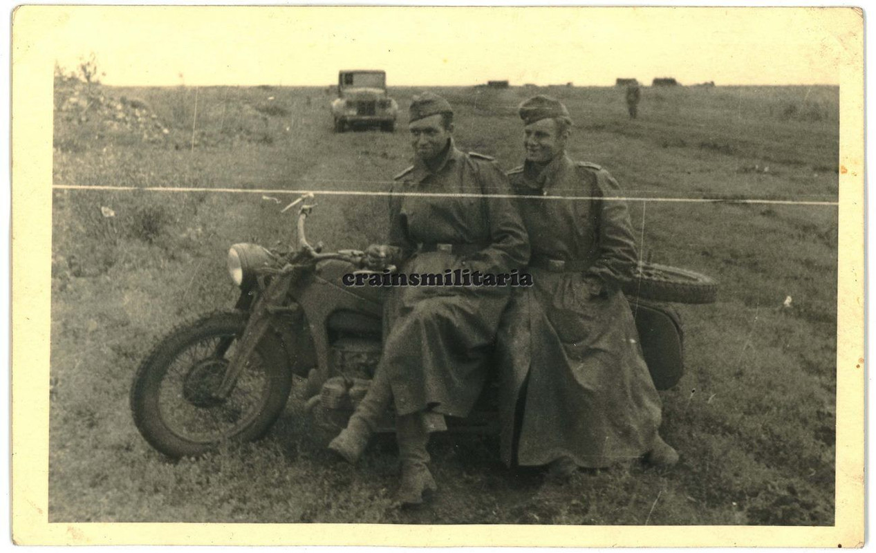 Orig. Foto Kradmelder m. Zündapp Krad Motorrad Beiwagen Mantel in Russland