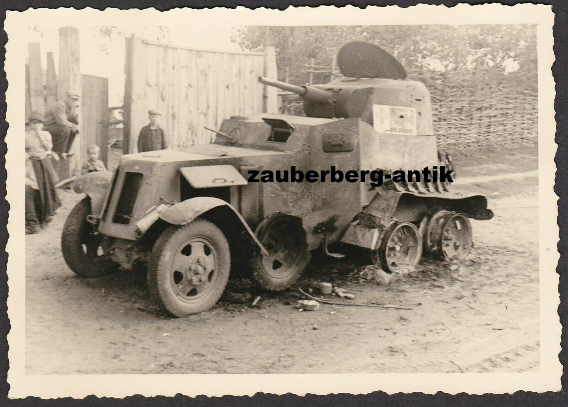 Foto Wehrmacht Ostfront Russland zerstörter Beute Panzer Spähwagen Schilder
