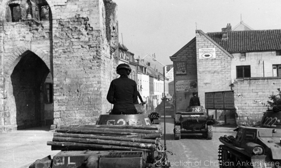 Pz Kpfw I Ausf. A (right) and two Pz Kpfw I Ausf. B driving past the Berkelpoort into Valkenburg in 