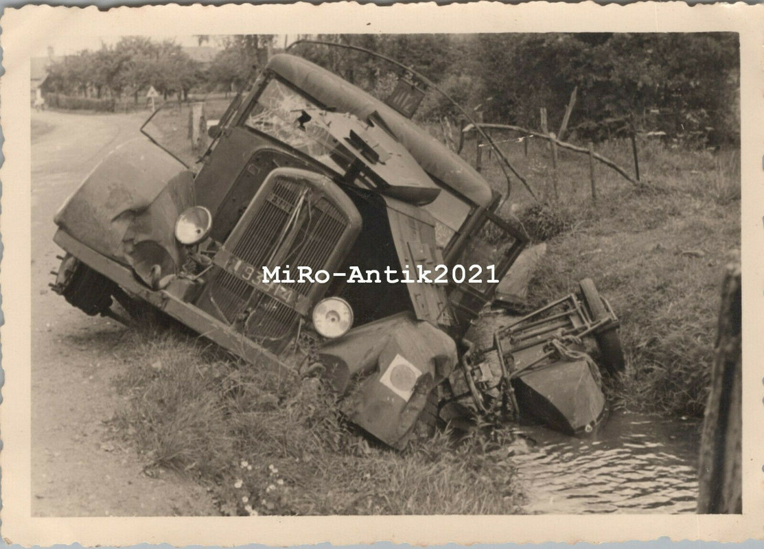 Foto, Wehrmacht, zerstörte Lkw in Frankreich, 1940