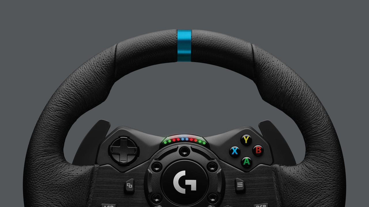 Un jugador de carreras inmerso en la acción utilizando el volante Logitech G923.