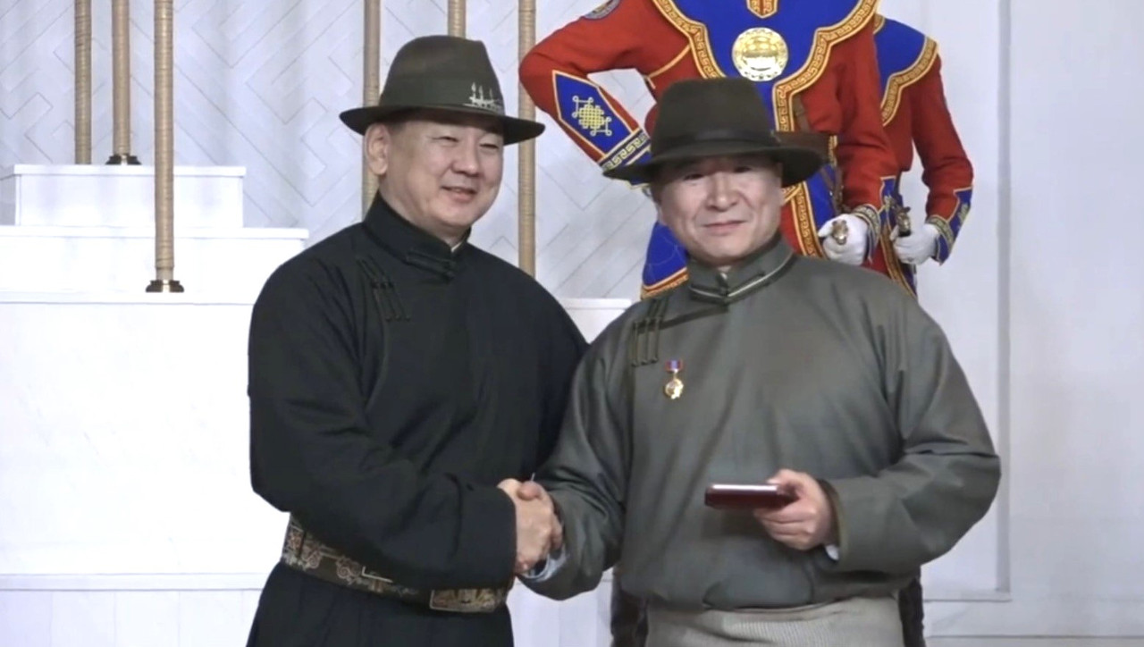 Монгол Улсын дээд шүүхийн Эрүүгийн хэргийн танхимын тэргүүн Чагдаагийн Хосбаярыг Гавьяат хуульч цолоор шагналаа