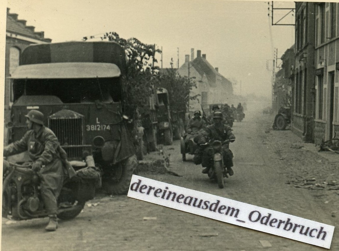 Foto WH im Westen 1940 Kradmelder vorbei an britischen Leyland Retriever LKW