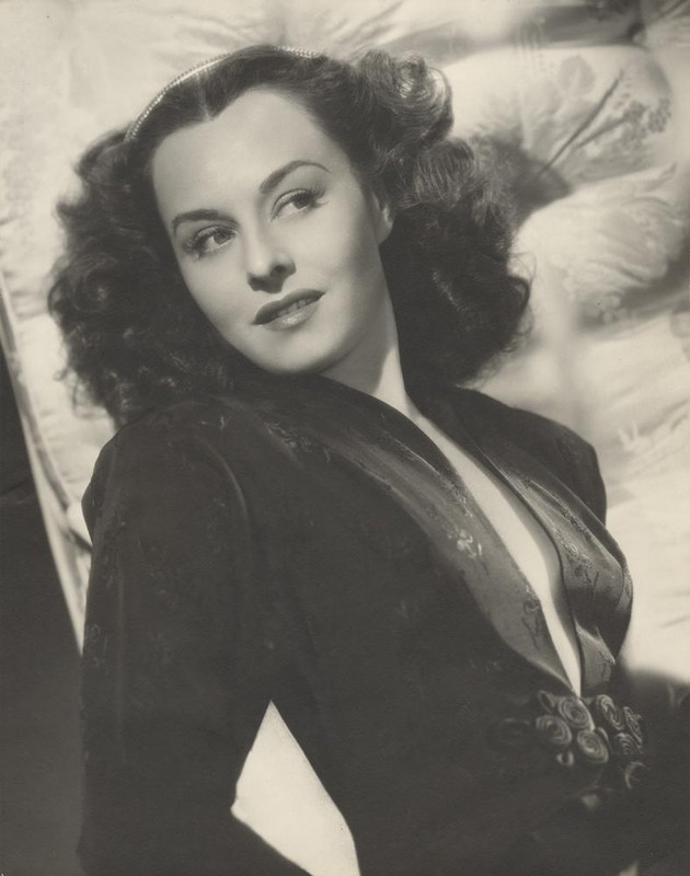 paulette_goddard_mb45