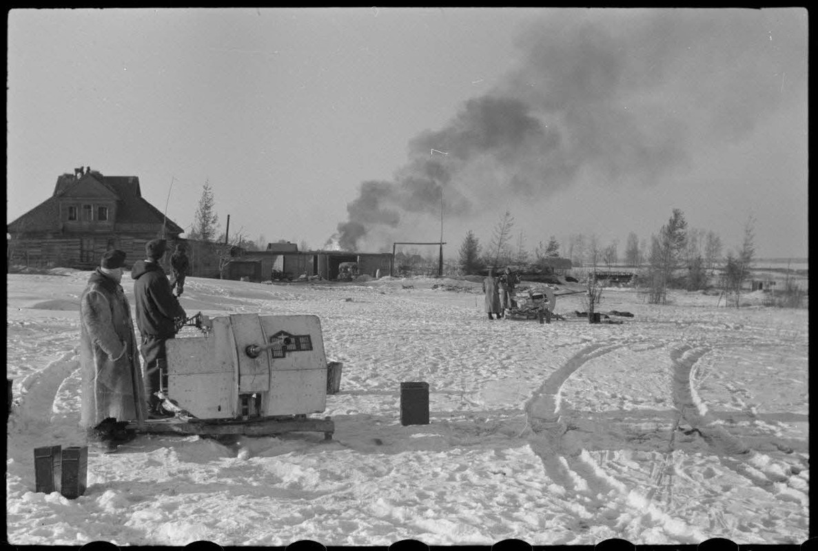 Dans le cadre de l'opération Büffelbewegung, la protection d'une route enneigée par des canons de 2 
